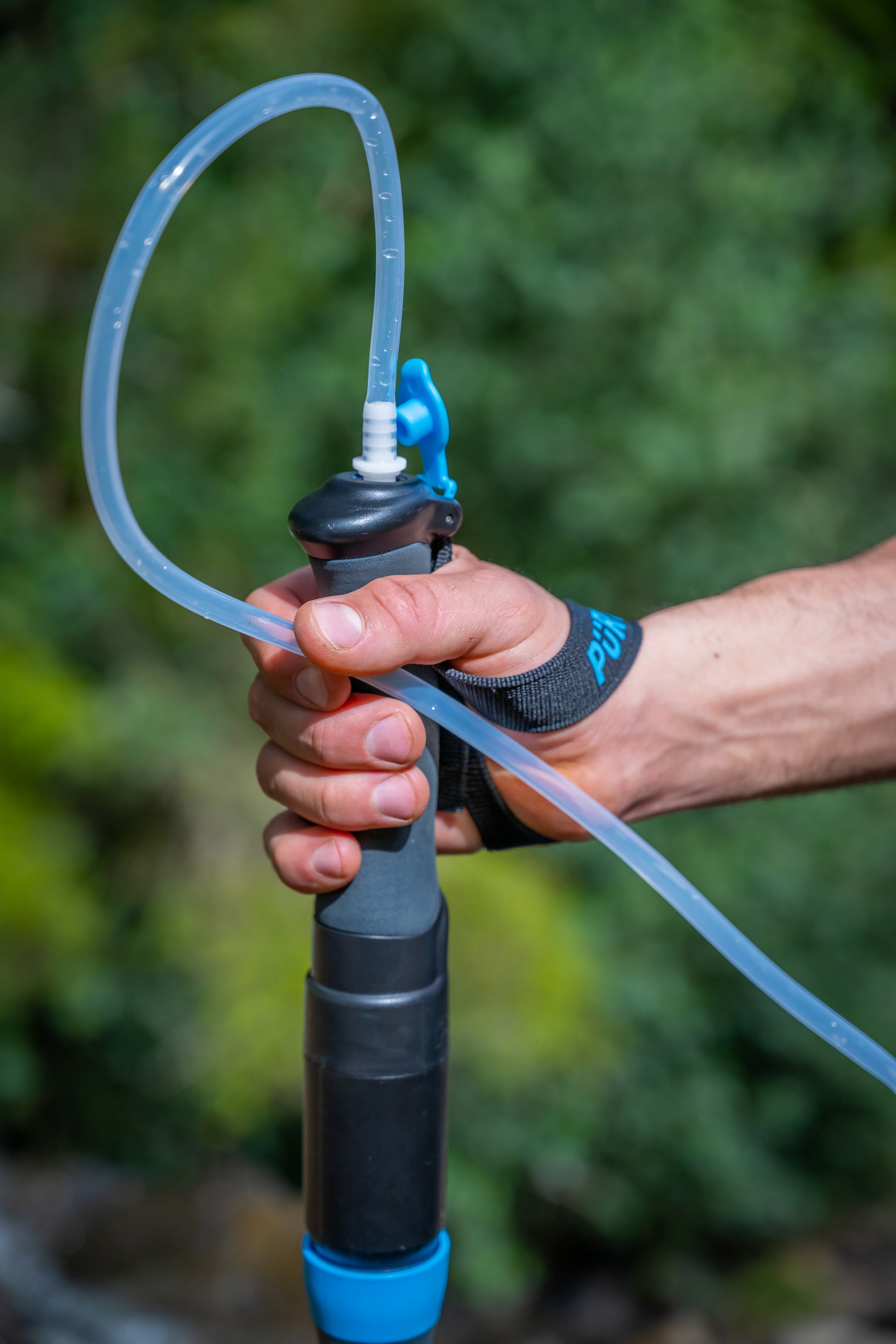 PurTrek ingeniously incorporates both filter and pump, right in the grip of the trekking pole